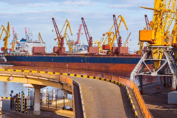 Terminal de carga marítima con grúas y puente — Foto de Stock