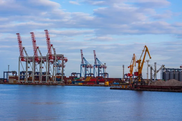 Terminal de carga marítima con grúas y contenedores — Foto de Stock