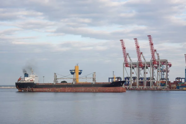 Зображення кранів у морському порту — стокове фото