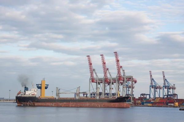 Grúas en el puerto marítimo — Foto de Stock