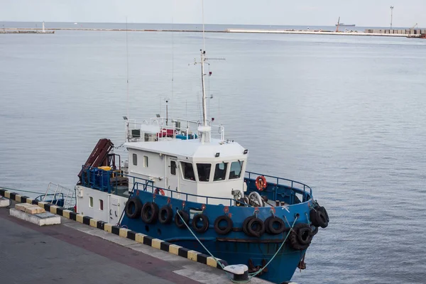 Tow ship fixed in port — Stock Photo, Image