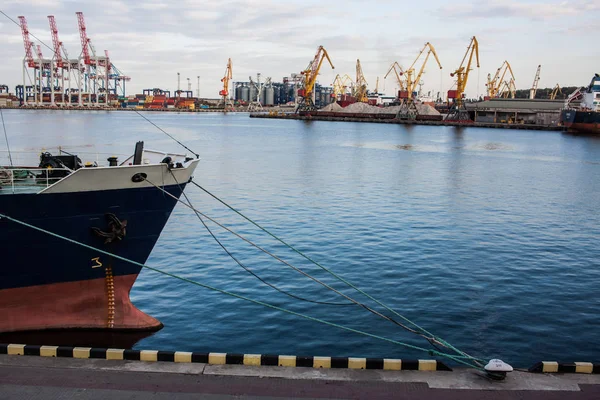 Puerto marítimo industrial con grúas — Foto de Stock