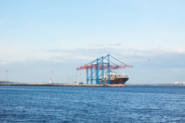Kargo gemisi ve deniz liman Vinçler, yatay