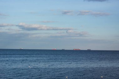 Ufukta deniz manzara yük taşıyan gemiler 