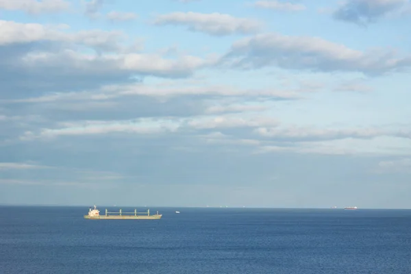 Zelená nákladní loď sám v horizontu moře — Stock fotografie