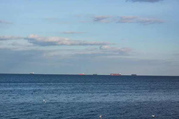 Moře krajinu s nákladní lodí v horizontu — Stock fotografie