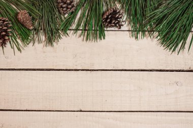 Beyaz ahşap tahta üzerinde Noel dekorasyon 