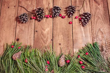  eski ahşap masa kırmızı sapılmak ve Ladin arka plan 