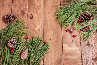 Eski ahşap tahta kırmızı sapılmak ve Ladin Xmas arka plan