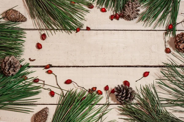 Χριστούγεννα σύνθεση σε λευκό ξύλινο τραπέζι — Φωτογραφία Αρχείου