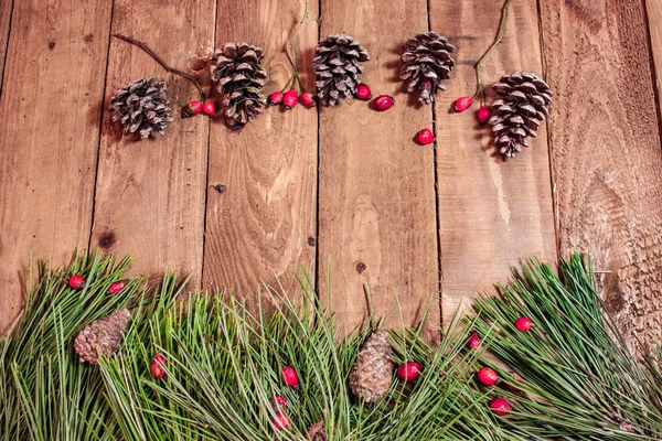  eski ahşap masa kırmızı sapılmak ve Ladin arka plan 