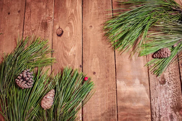 Fundal Craciun pe bordul de lemn vechi berry roșu și molid — Fotografie, imagine de stoc