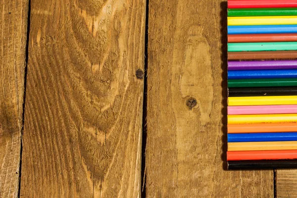 Închideți imaginea creioanelor colorate pe puntea veche din lemn — Fotografie, imagine de stoc