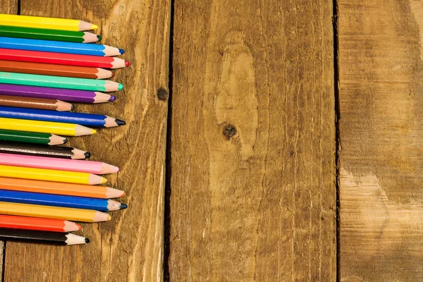 Tafel set met kleurrijke potloden — Stockfoto