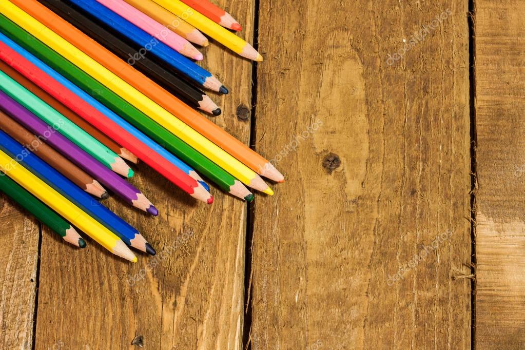 Cerrar imagen de papel en blanco y lápices de colores en la vieja mesa