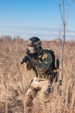 Askerler devriye askeri simülasyon Airsoft Eğitim oyun sırasında