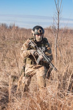 silah, kask ve kurşun geçirmez yelek sonbahar alanında çalışan amaçlayan, airsoft oyuncu
