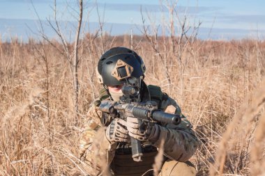 strikeball açık oynayan bir tüfek Airsoft asker