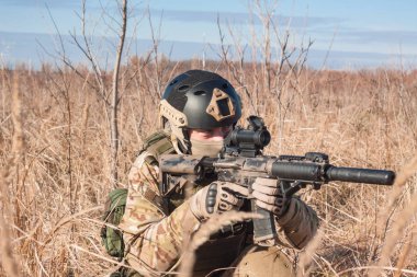 strikeball açık oynayan bir tüfek Airsoft asker