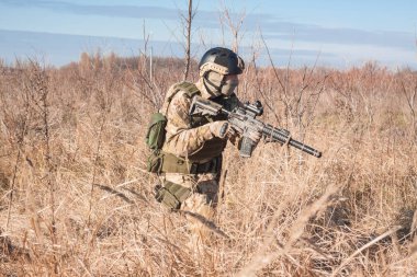 amaçlayan, airsoft oyuncu ile silah, kask ve kurşun geçirmez yelek alanlarına yürüme