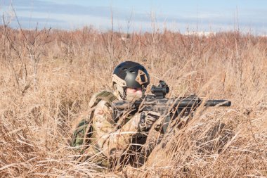 amaçlayan, airsoft oyuncu ile silah, kask ve kurşun geçirmez yelek