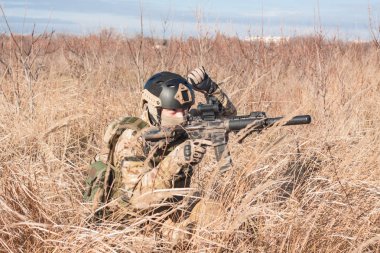 amaçlayan, airsoft oyuncu ile silah, kask ve kurşun geçirmez yelek artış yumruk