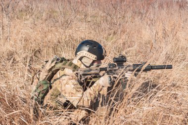 amaçlayan, airsoft oyuncu ile silah, kask ve kurşun geçirmez yelek açık