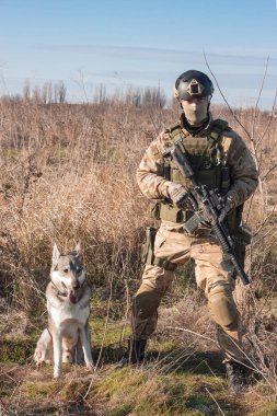 Köpek alanlarla poz nato üniformalı asker