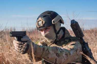 airsoft asker silahla poz