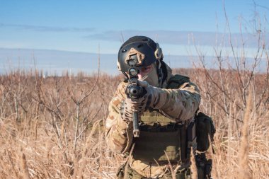 Airsoft asker fotoğrafı yakın bir mücadele ile açık Nato tüfek