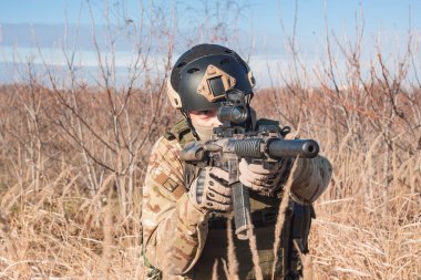 Bir tüfek airsoft asker fotoğrafı kapatın