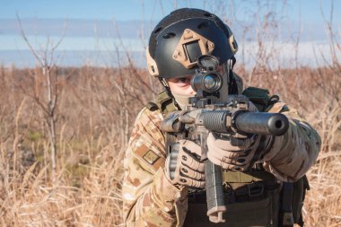Bir tüfek airsoft asker fotoğrafı kapatın