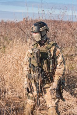 airsoft tüfekle asker ve Nato mühimmatını tam