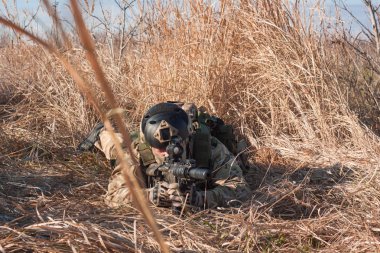 bir tüfek Airsoft askerle uzan