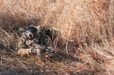 Airsoft asker üniformalı savaş alanları zemin üzerine