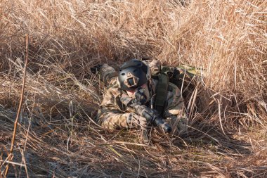 Airsoft askerlerin savaş alanında üniformalı