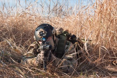 Airsoft askerlerin savaş alanında üniformalı uzan