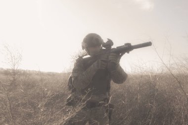 Airsoft asker üniformalı sisin içinde çalışan savaş