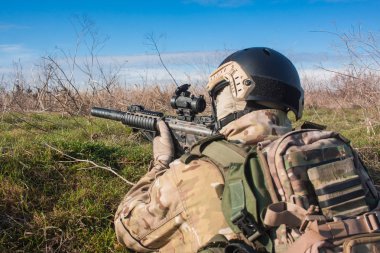 Nato Tekdüzen Airsoft Player'da pusuda tüfekle yakın resmi