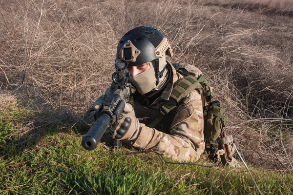 Bild av airsoft spelare i Nato uniform med gevär i bakhåll — Stockfoto