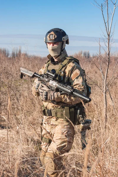 Airsoft soldier wolking in the fields — Stock Photo, Image