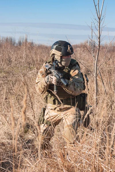 Katonák járőr a szabadtéri katonai szimuláció Airsoft játék közben — Stock Fotó