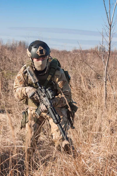 Airsoft katona egy puskával játszik strikeball — Stock Fotó