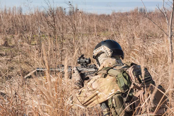 Estabelecer soldado em arbustos — Fotografia de Stock