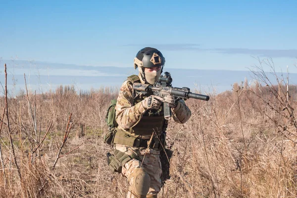 Courir soldat airsoft avec un fusil — Photo