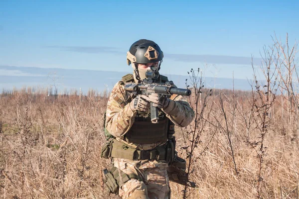 Med ett gevär airsoft soldat — Stockfoto