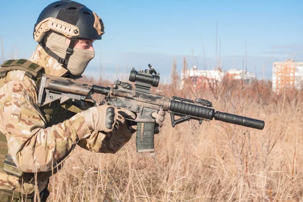 Airsoft strikeball player training in fields — Stock Photo, Image