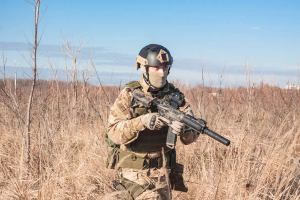 Soldados de patrulla durante una simulación militar al aire libre Airsoft juego de entrenamiento — Foto de Stock