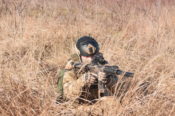 Soldat airsoft avec un fusil jouant au Strikeball en plein air — Photo