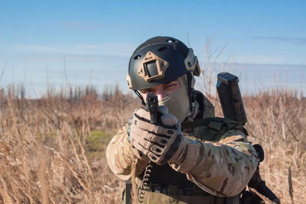 Airsoft soldat porträtt med pistol — Stockfoto